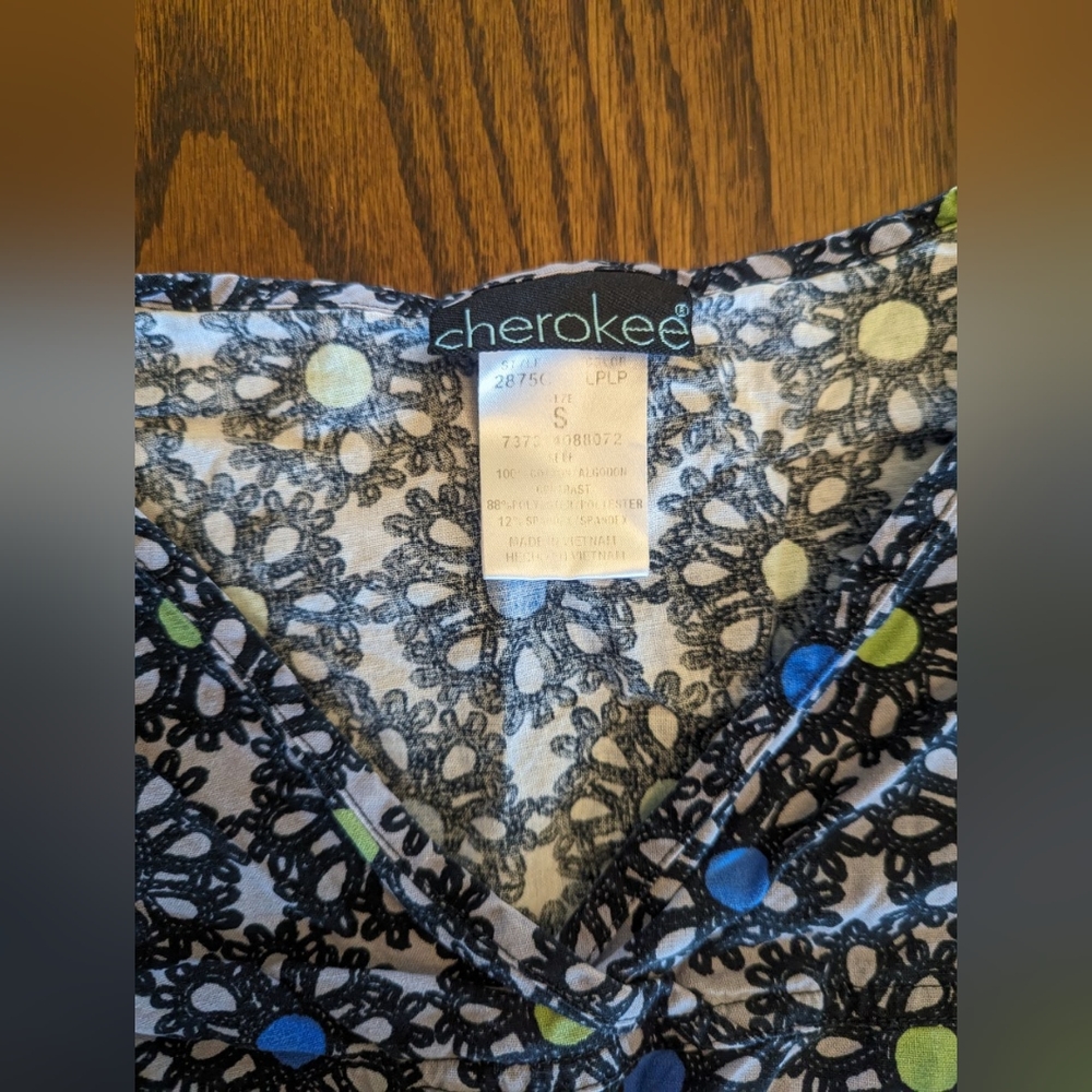 Cherokee scrub top - Picture 2 of 3
